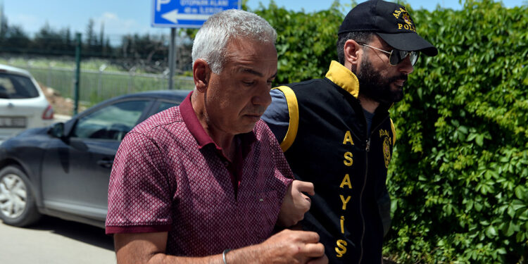 Kızına fotoğrafla şantaj yapınca öldürmüş