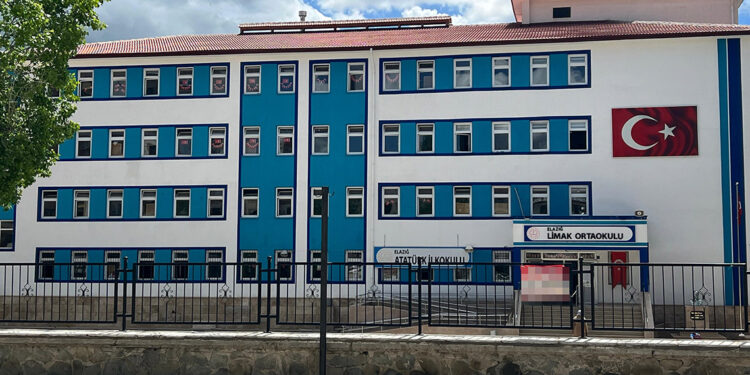 Kopya çekerken yakalanan öğrenci öğretmenini bıçakladı