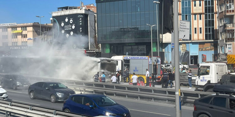 Küçükçekmece'de metrobüs yangını