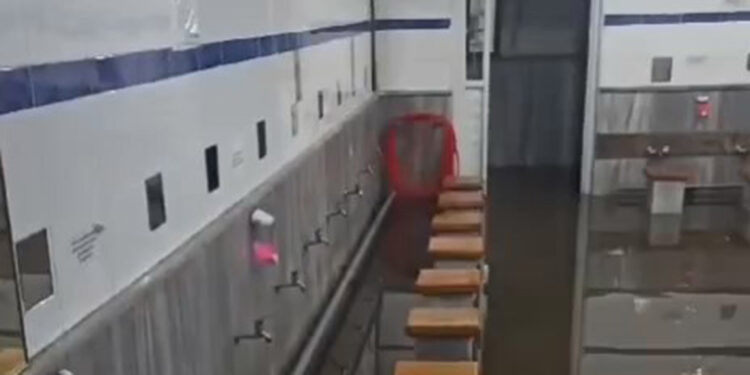 Küçükçekmece'de sağanak yağış; cami şadırvanını su bastı