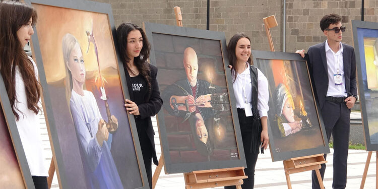 Yağlı boya tablolar ile lösemili çocuklara destek