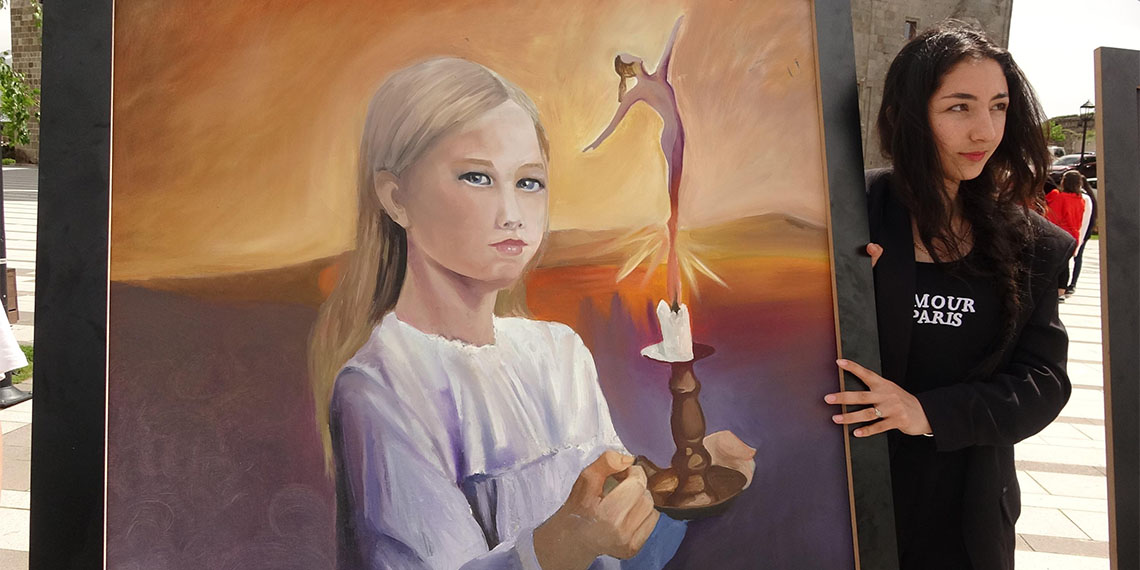 Erzurum'da Raci Alkır Güzel Sanatlar Lisesi 12'nci sınıf öğrencileri, yaptıkları yağlı boya tablolar ile lösemili çocukların hastalıkla mücadelesine dikkati çekti.