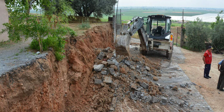 Mersin'de sağanak ve fırtınada istinat duvarı devrildi