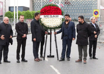 MESAM Taksim Cumhuriyet Anıtı’na çelenk bıraktı