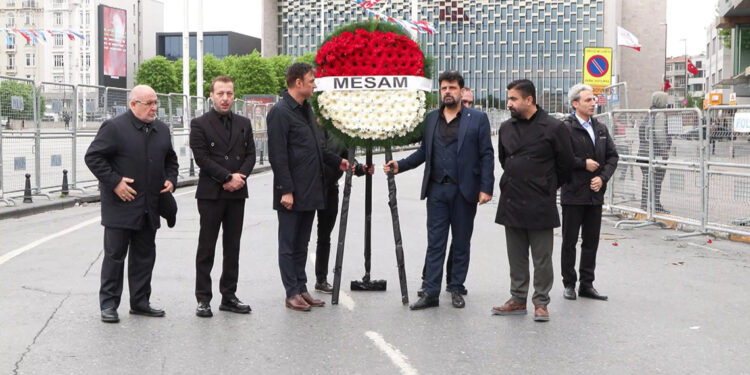 MESAM Taksim Cumhuriyet Anıtı’na çelenk bıraktı