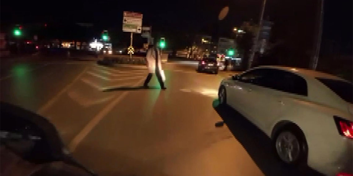 İstanbul'da, motosikletini yayaların üzerine sürerek korkutan, o anları kayda alarak görüntüleri sosyal medyada paylaşan C.S., polis ekiplerince yakalandı.