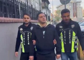 Motosikletini yayaların üzerine sürerek korkutan maganda yakalandı