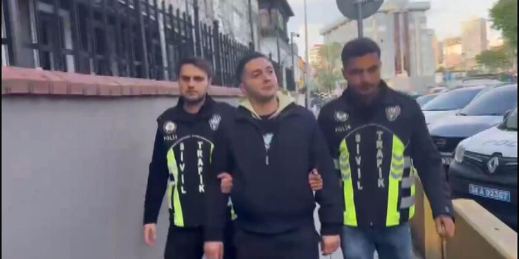 Motosikletini yayaların üzerine sürerek korkutan maganda yakalandı