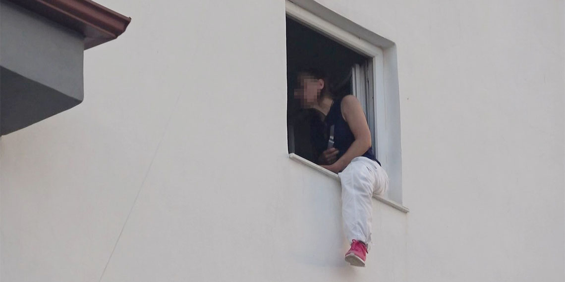 Antalya'da komşularının kardeşine işkence yaptığını iddia eden Nazmiye Ş. (50), mahallede oyun oynayan çocukların üzerine benzin dökerek yakmaya çalıştı.