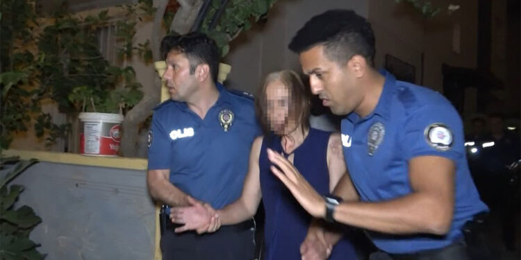 Çocukların üzerine benzin dökerek yakmaya çalıştı