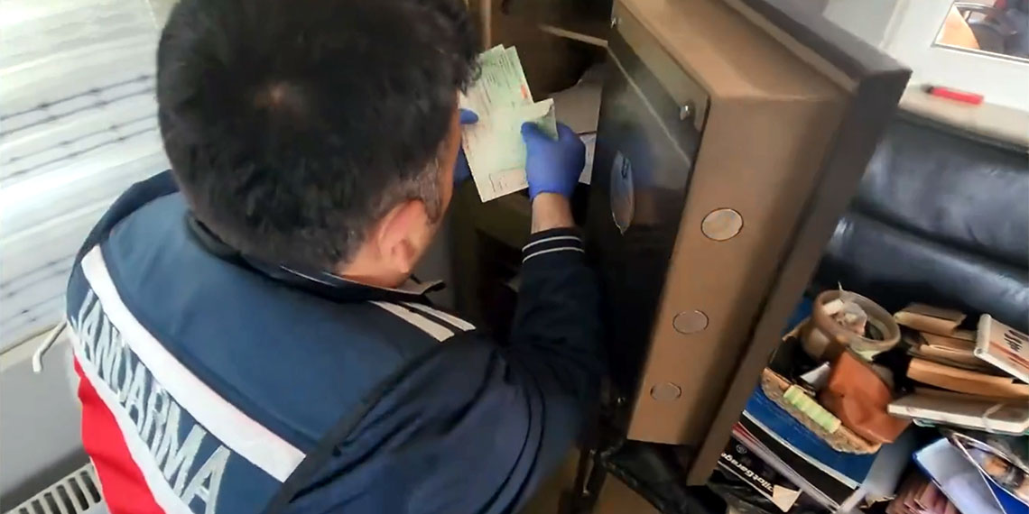 Çorum ve Sinop merkezli 6 ilde Jandarma tarafından düzenlenen Mahzen-50 operasyonlarında 2 suç örgütü çökertildi.