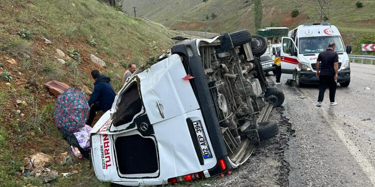 Malatya'da minibüs devrildi: 1'i ağır, 15 yaralı