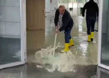 Malatya'da sağanak; iş yerleri ve caddeler suyla doldu