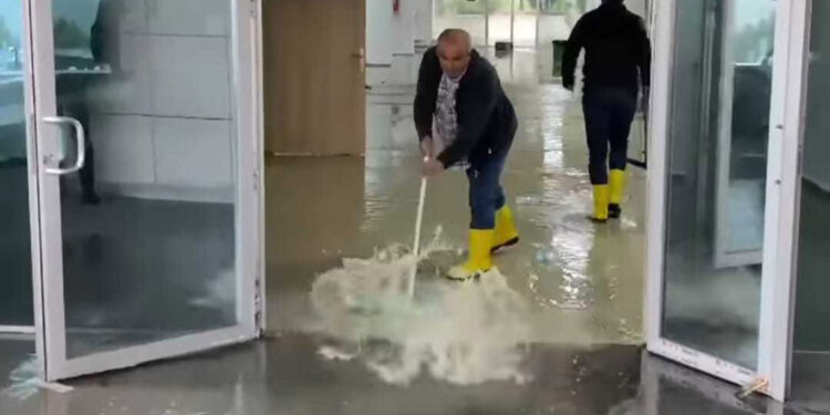 Malatya'da sağanak; iş yerleri ve caddeler suyla doldu