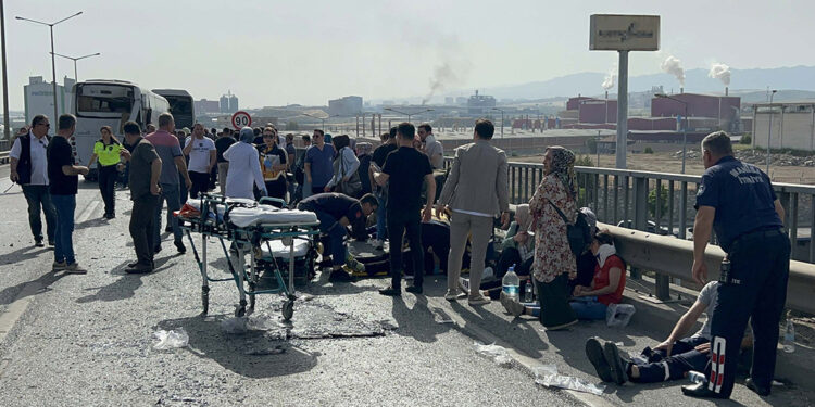 Manisa'da 2 midibüs ve 1 otobüs çarpıştı: 35 yaralı