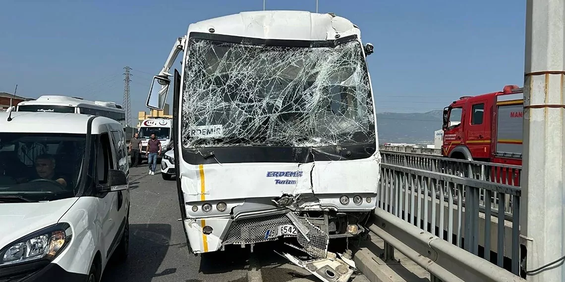 Manisa'da 2 midibüs ve 1 otobüs çarpıştı: 35 yaralı