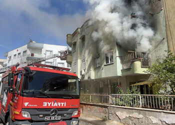 Manisa'da 3 katlı apartmanda yangın
