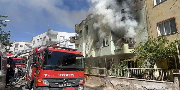 Manisa'da 3 katlı apartmanda yangın