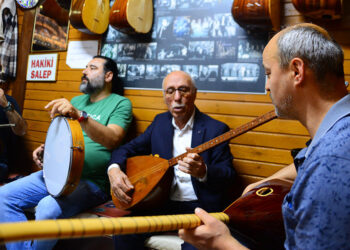 Aşıklar Kahvesi'nde 69 yıldır sadece saz çalınıp türkü söyleniyor