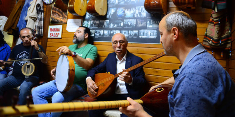 Aşıklar Kahvesi'nde 69 yıldır sadece saz çalınıp türkü söyleniyor