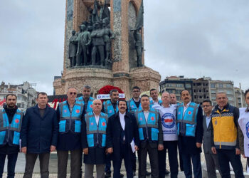 Memur-Sen Taksim Meydanı'na çelenk bıraktı