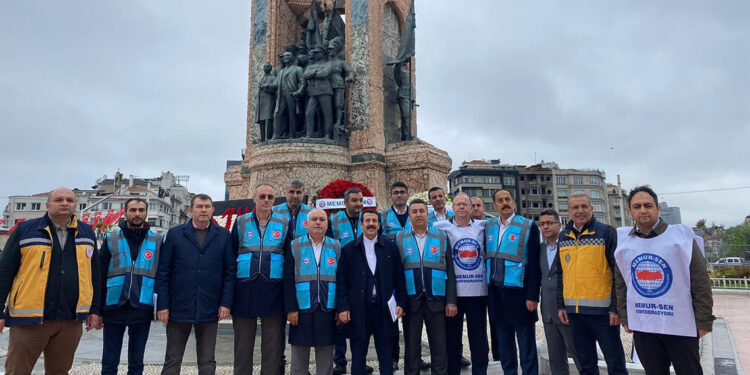 Memur-Sen Taksim Meydanı'na çelenk bıraktı