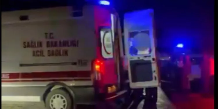 Mersin'de kız istemeden dönenlerin minibüsü, tankerle çarpıştı; 14 yaralı