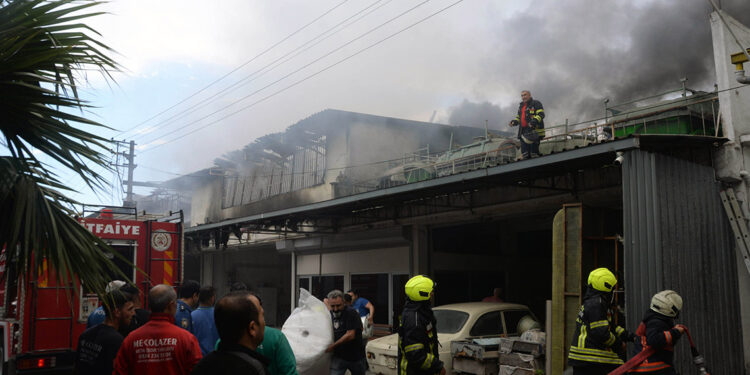 Mersin'de sanayi sitesinde yangın
