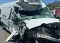 Midibüs yolcu minibüsüne arkadan çarptı: 17 yaralı