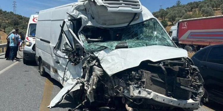 Midibüs yolcu minibüsüne arkadan çarptı: 17 yaralı