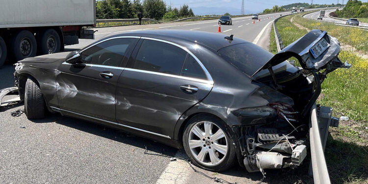 Milli Eğitim Bakanı Yusuf Tekin'in makam aracı kaza yaptı