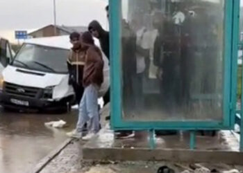 Minibüs kaldırımda yürüyenlere çarptı: 1 ölü 2 yaralı