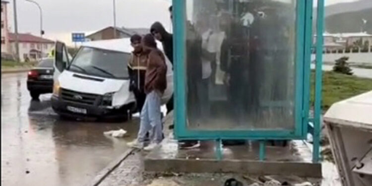 Minibüs kaldırımda yürüyenlere çarptı: 1 ölü 2 yaralı