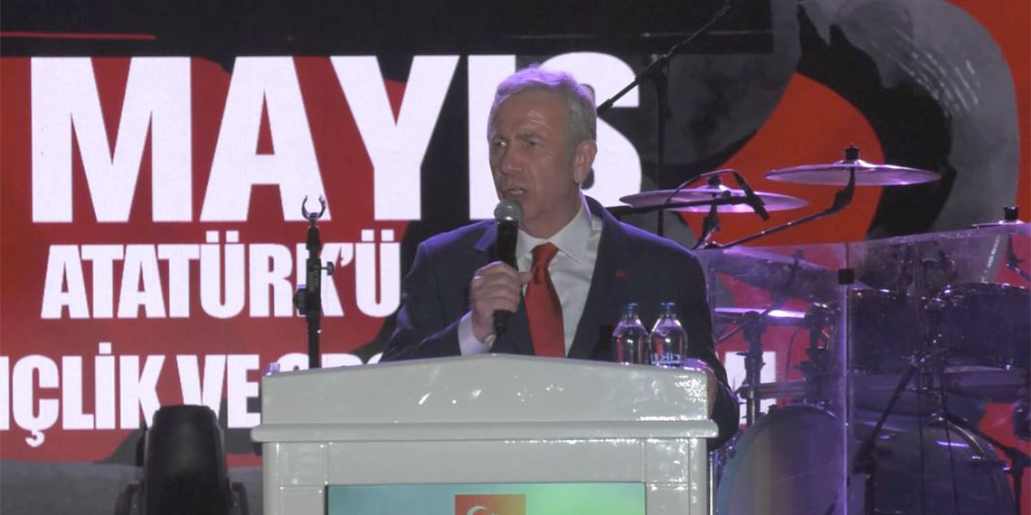 Ankara'da 19 Mayıs Atatürk'ü Anma, Gençlik ve Spor Bayramı etkinlikleri kapsamında; Büyükşehir Belediyesi'nin organizasyonu ile Mor ve Ötesi grubu konser verdi.