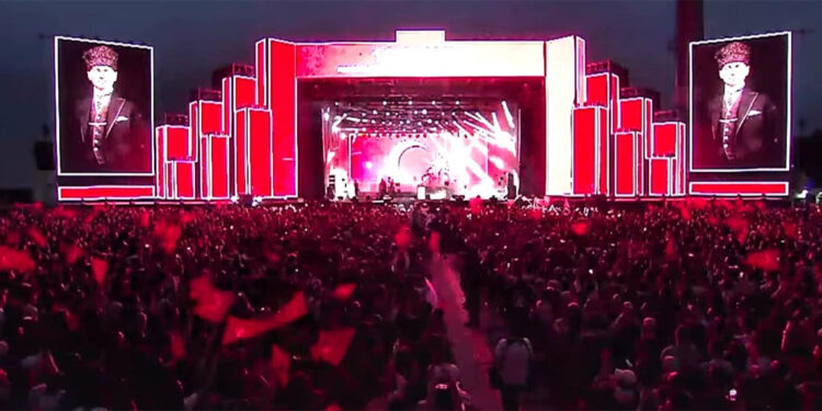 Ankara'da 19 Mayıs coşkusu; Mor ve Ötesi grubu konser verdi