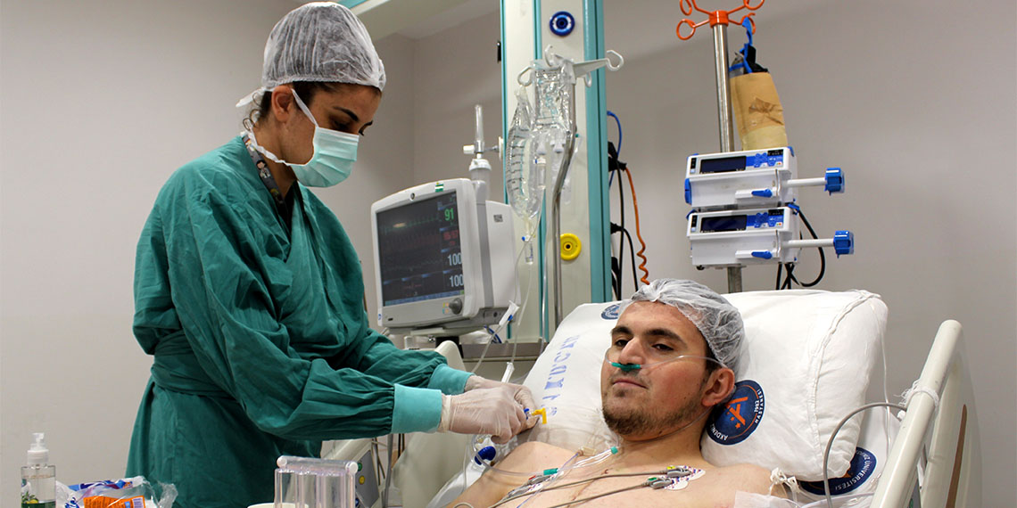 Kalp yetmezliği nedeniyle Akdeniz Üniversitesi'nde 3 yıl önce yapay kalp takılan Mehmet İncedayı'ya (21), beyin ölümü gerçekleşen 20 yaşındaki kişinin kalbi nakledildi. İncedayı, "3 yıl sonra kalbim tekrar atmaya başladı. Önceden de atıyordu ama yapay kalp olduğu için pek hissedemiyordum" dedi.