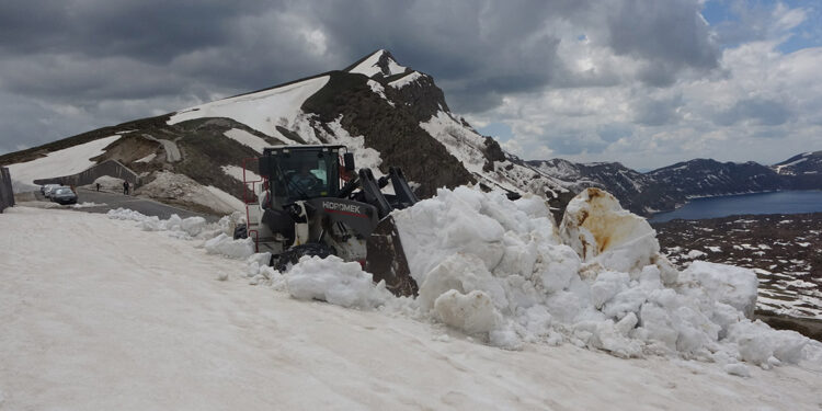 Nemrut Krater Gölü yolu, kardan temizleniyor