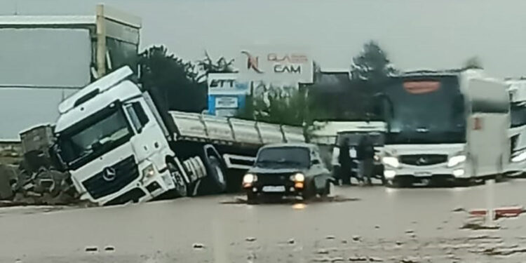 Nevşehir-Aksaray kara yolu sel nedeniyle trafiğe kapandı