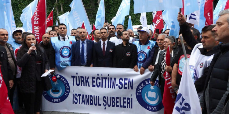 Eğitime acil şiddet yasası için valilik önünde protesto