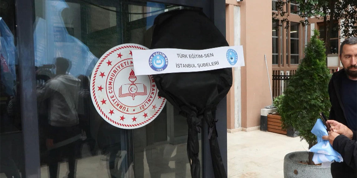 Eyüpsultan’da, Iraklı lise öğrencisi Y.K. tarafından silahlı saldırıya uğrayarak hayatını kaybeden okul müdürü İbrahim Oktugan için bir araya gelen eğitim sendikaları ve çok sayıda öğretmen, yaptıkları protesto gösterisinde, "Eğitime acil şiddet yasası" ve "Susma haykır, şiddete hayır" sloganları attı.