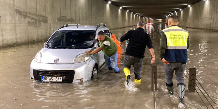 Osmaniye'de sağanak; bazı ev ve iş yerlerini su bastı