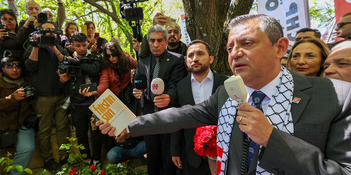 CHP Genel Başkanı Özgür Özel, "Denizleri asanlar mahkeme kararına 'Anayasal düzeni ortadan kaldırmaya çalışmak' yazdılar. Kardeşlerimizi, evlatlarımızı bu bahaneyle astılar. Oysa Deniz anayasal düzeni savunuyordu, Anayasa'yı savunuyordu, Anayasa'nın özgürlüklerini savunuyordu ve Anayasa'ya sahip çıkmayı savunuyordu" dedi.