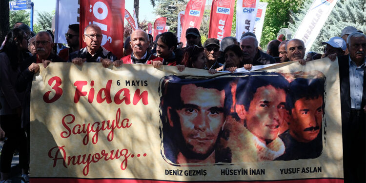 Deniz anayasal düzeni savunuyordu