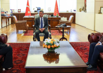 Özgür Özel, Sinan Ateş'in eşi Ayşe Ateş ile görüştü