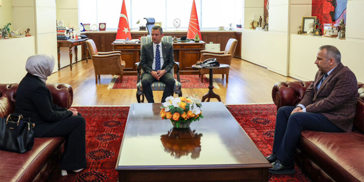 Özgür Özel, Sinan Ateş'in eşi Ayşe Ateş ile görüştü