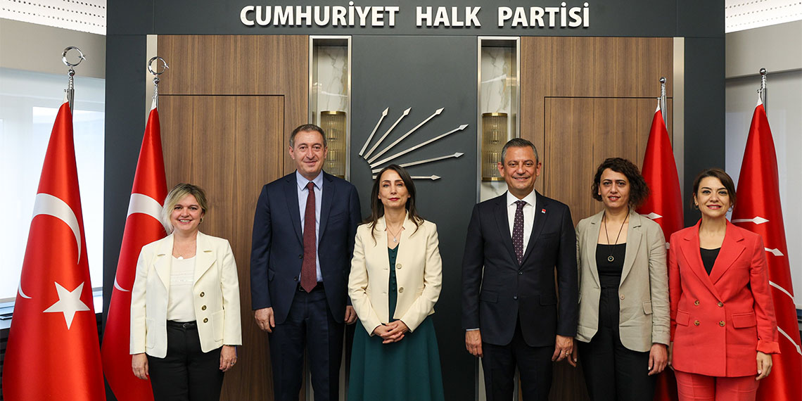 CHP Genel Başkanı Özgür Özel, Cumhurbaşkanı Recep Tayyip Erdoğan ile görüşmesinde yer alan boş koltuk ile ilgili, "Aşılmış krizleri yeniden konuşmak anlamlı değil" dedi.