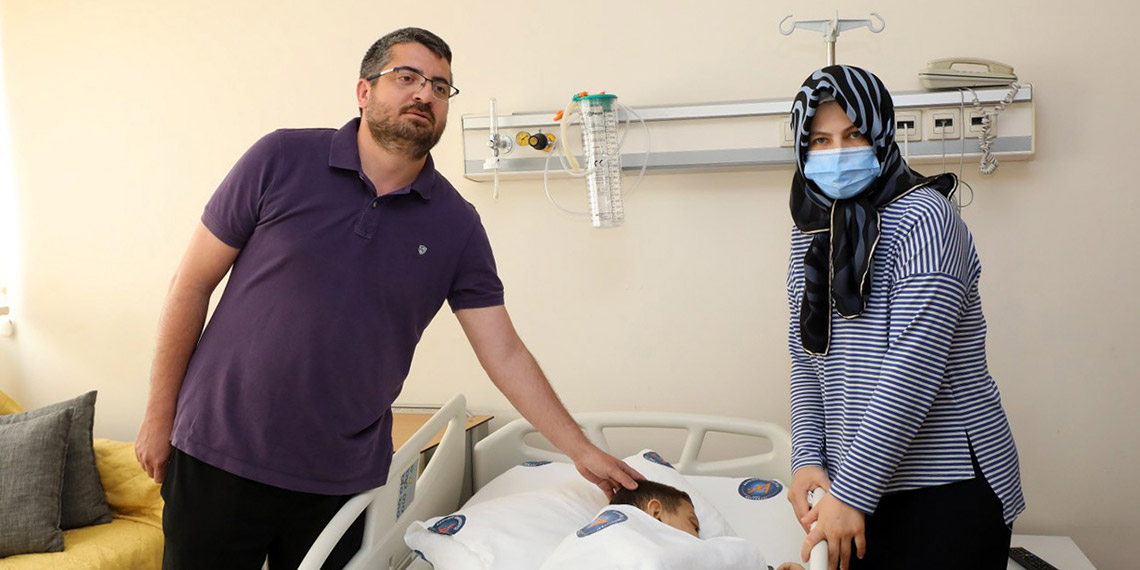 Akdeniz Üniversitesi (AÜ) Rektörü Prof. Dr. Özlenen Özkan ve organ nakli ekibi tarafından, Burak Çiğdem Gül'den alınan karaciğer dokusu babası Cahit Çiğdem Gül'e nakledildi. Bir diğer operasyonda ise Nazire Yavaşlar'dan 10 yaşındaki yavrusuna karaciğer nakli gerçekleştirildi.