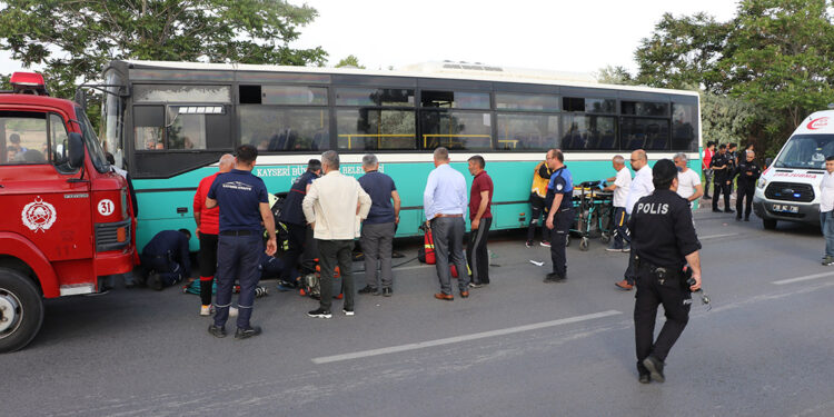 Oğluyla otobüs çarpan anne, kurtarılamadı