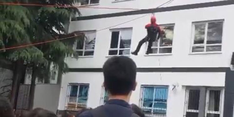 Okulda deprem tatbikatı yapan AFAD görevlisi yaralandı 