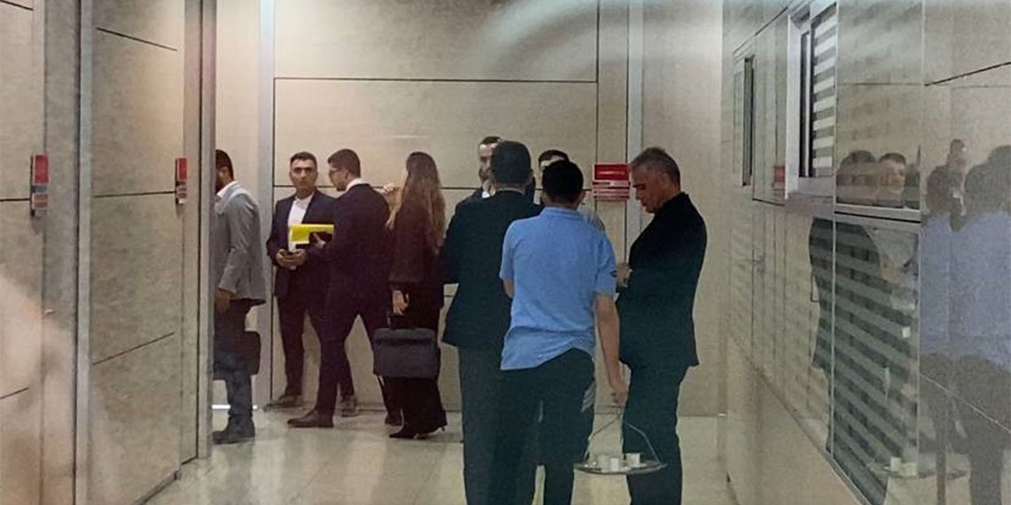 Galatasaray-Fenerbahçe arasında oynanan olaylı derbi soruşturmasında 3 kişi adli kontrol talebiyle mahkemeye sevk edildi.